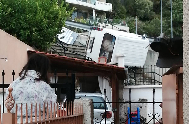 Παληό-Καβάλας:-Αυτοκίνητο-«προσγειώθηκε»-στην-είσοδο-σπιτιού