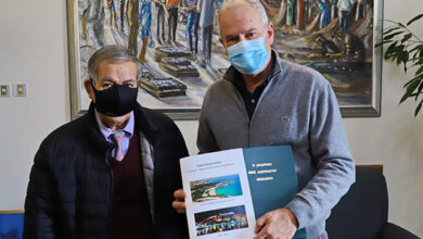 Ο-Σταύρος-Εμμανουηλίδης-παρέδωσε-λευκώματα-με-την-δράση-του-στον-δήμο-Καβάλας