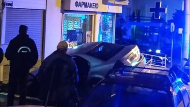 ΚΑΒΑΛΑ:-Αυτοκίνητο-«καρφώθηκε»-σε-είσοδο-γκαράζ-επί-της-οδού-Ρούζβελτ