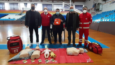 Δωρεά-φορητού-απινιδωτή-στη-μνήμη-του-Χρήστου-Ρέμμου