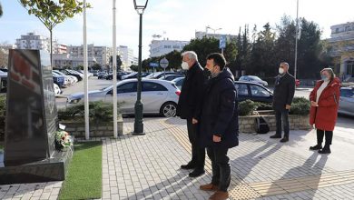 Κατάθεση-λουλουδιών-στο-Μνημείο-των-Εβραίων-της-Καβάλας