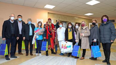 Ένας-πειρατής-πρόσφερε-δώρα-στους-μικρούς-ασθενείς-της-Παιδιατρικής-κλινικής