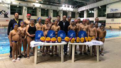 Δωρεά-αθλητικού-υλικού-από-τον-Μακάριο-Λαζαρίδη-στην-ομάδα-του-water-polo-Καβάλας