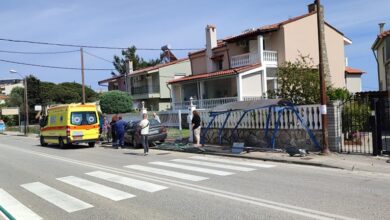 Παληό-Καβάλας:-ΙΧ-αυτοκίνητο-έπεσε-σε-στάση-λεωφορείου