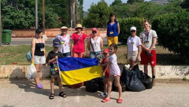 Ουκρανοί-πρόσφυγες-καθάρισαν-την-παραλία-Περιγιαλίου