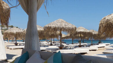 Θάσος:-Έβαλε-ομπρέλες-και-ξαπλώστρες-χωρίς-άδεια