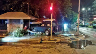 Καβάλα:-Αυτοκίνητο-έπεσε-πάνω-σε-περίπτερο