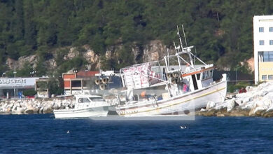 Καβάλα:-Αλιευτικό-σκάφος-προσάραξε-στα-βράχια