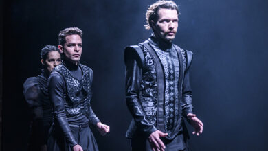 Οι-«Μικροί-πυροβολισμοί-μέσα-στη-νύχτα»-του-Γιάννη-Καλαβριανού-στο-Θέατρο-«Αυλαία»