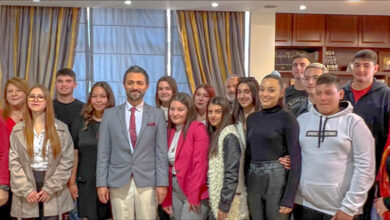 Μαθητές-και-μαθήτριες-του-ΓΕΛ-Νικήσιανης-βράβευσε-ο-Αλέξης-Πολίτης