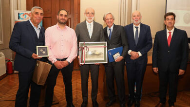 Το-Επιμελητήριο-τίμησε-τους-απογόνους-της-οικογένειας-καπνεμπόρων-spierer