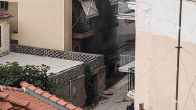 Φωτιά-σε-πυλωτή-πολυκατοικίας-στον-Βύρωνα