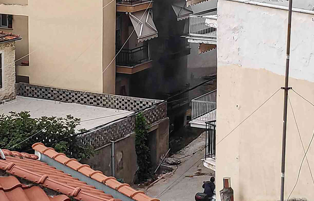 Φωτιά-σε-πυλωτή-πολυκατοικίας-στον-Βύρωνα