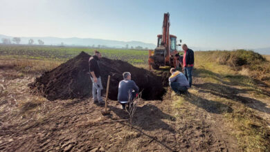 Ευχαριστούν-τον-Αλέξη-Πολίτη-για-την-προμήθεια-σωλήνων-άρδευσης-για-τα-Τενάγη