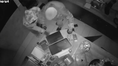 Οι-κάμερες-κατέγραψαν-τους-δράστες-διάρρηξης-σε-κατάστημα-εστίασης-στο-Παληό-(βίντεο)