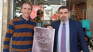 Ο-πρόεδρος-του-Εμπορικού-Συλλόγου-ευχαριστεί-τον-Χρήστο-Γάκη