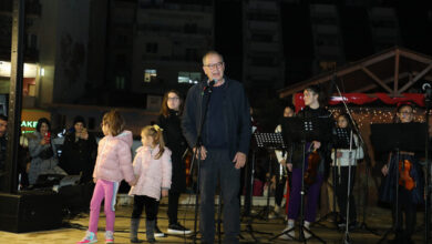 Πλήθος-κόσμου-στη-φωταγώγηση-του-χριστουγεννιάτικου-δέντρου!