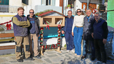 Οι-Επιπλοξυλουργοί-Ν.-Καβάλας-δώρισαν-μία-πανέμορφη-υπαίθρια-Ανταλλακτική-Βιβλιοθήκη