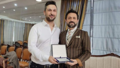 Τον-καβαλιώτη-σκηνοθέτη-Δημήτρη-Χατζημαλλή βράβευσε-ο-Αλέξης-Πολίτης