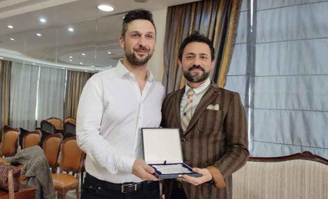 Τον-καβαλιώτη-σκηνοθέτη-Δημήτρη-Χατζημαλλή βράβευσε-ο-Αλέξης-Πολίτης