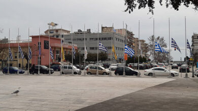 Μεσίστιες-οι-σημαίες-στο-δημαρχείο-και-τον-δημοτικό-κήπο-της-Καβάλας