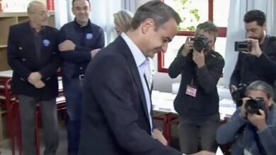 Εκλογές-2023-–-Στην-Κηφισιά-ψήφισε-ο-Μητσοτάκης-μαζί-με-την-κόρη-του-Δάφνη-και-τον-γιο-του-Κωνσταντίνο