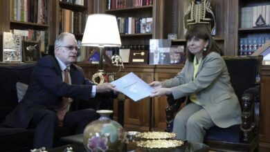 Στο-Προεδρικό-Μέγαρο-ο-Κωνσταντίνος-Τασούλας-–-Παρέδωσε-στην-Κατερίνα-Σακελλαροπούλου-τα-αποτελέσματα-των-εκλογών