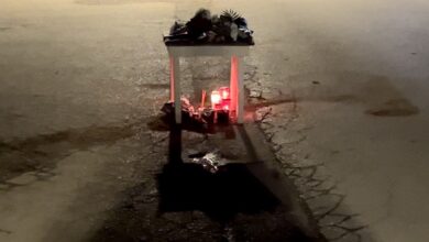 Λουλούδια-άφησαν-φίλοι-του-Βασίλη-στο-σημείο-του-δυστυχήματος-στη-Νέα-Πέραμο-Σήμερα-η-κηδεία