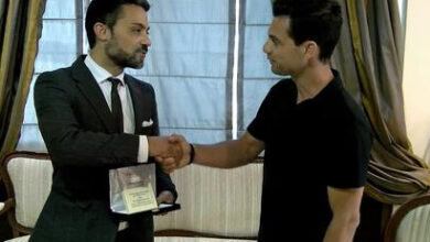 Ο-Αλέξης-Πολίτης-βράβευσε-τον-ναυαγοσώστη-Δημήτρη-Ψωμόπουλο