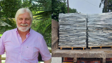 Ευχαριστούν-τον-πρόεδρο-της-ΔΕΥΑΠ-Πάρη-Γρηγοριάδη