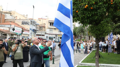 Απελευθέρωση-της-Καβάλας:-Επίσημη-έπαρση-της-ελληνικής-σημαίας-στο-μνημείο-πεσόντων
