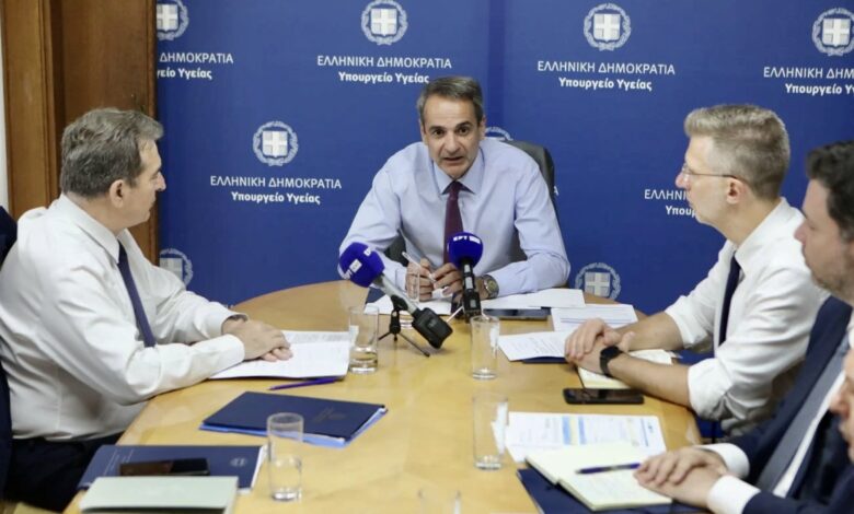 Μητσοτάκης:-Ενίσχυση-του-ΕΚΑΒ-με-στελέχη-της-Πυροσβεστικής-και-των-Ενόπλων-Δυνάμεων-–-Εντός-της-ημέρας-η-ΠΝΠ