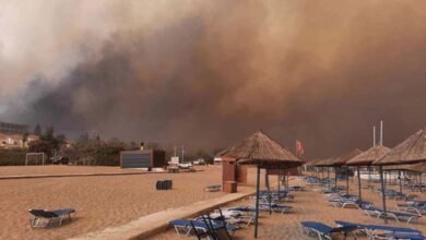 Εκτός-ελέγχου-η-φωτιά-στη-Ρόδο:-Στις-φλόγες-τρία-ξενοδοχεία-–-Εκκενώσεις-διά-θαλάσσης-–-Συγκλονιστικές-εικόνες