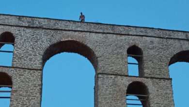 Έληξε-το-συμβάν-με-τον-άντρα-που-απειλούσε-να-πηδήξει-από-τις-Καμάρες