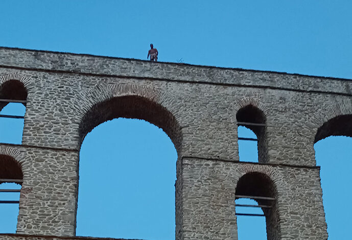 Έληξε-το-συμβάν-με-τον-άντρα-που-απειλούσε-να-πηδήξει-από-τις-Καμάρες