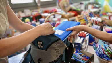 Πλαφόν-κέρδους-σε-εννιά-σχολικά-είδη-ανακοίνωσε-ο-Κώστας-Σκρέκας