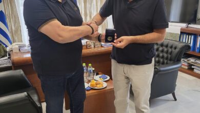 Συνάντηση-Μιχαηλίδη-Παναγιωτόπουλου-Του-δώρισε-αναμνηστικό-νόμισμα-του-Δήμου-Νέστου