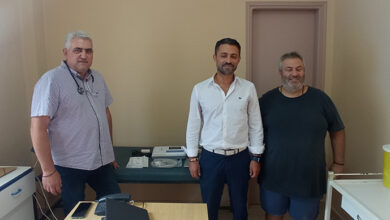 Δωρεά-ηλεκτροκαρδιογράφου-στο-ιατρείο-Δωματίων-από-τον-Αλέξη-Πολίτη