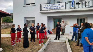 Ευχαριστούν-τον-Αλέξη-Πολίτη-για-την-προσφορά-απινιδωτή