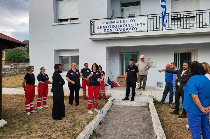 Ευχαριστούν-τον-Αλέξη-Πολίτη-για-την-προσφορά-απινιδωτή