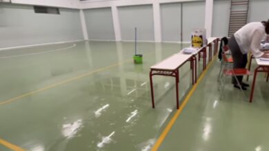 Με-τις-σφουγγαρίστρες-στο-ανακαινισμένο-12ο-του-Αγίου-Ιωάννη-Πλημμύρισε-το-γυμναστήριο-που-ψηφίζουν-οι-πολίτες-Φωτογραφία