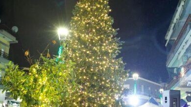 Με-πολύ-κόσμο-άναψε-το-Χριστουγεννιάτικο-Δέντρο-στο-κέντρο-της-Ελευθερούπολης