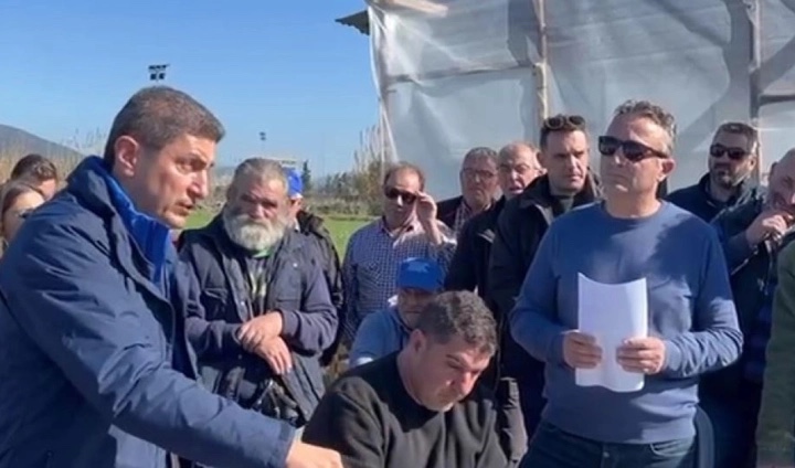 Αγρότες:-Στο-μπλόκο-της-Βοιωτίας-ο-Αυγενάκης-–-”Είμαστε-στο-πλευρό-τους-με-αξιοπιστία,-μεθοδικότητα-και-σοβαρότητα”