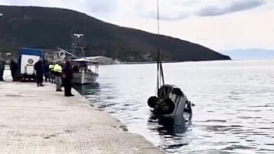 Νεκρός-οδηγός-που-έπεσε-με-το-όχημά-του-στη-θάλασσα-στη-Νέα-Πέραμο