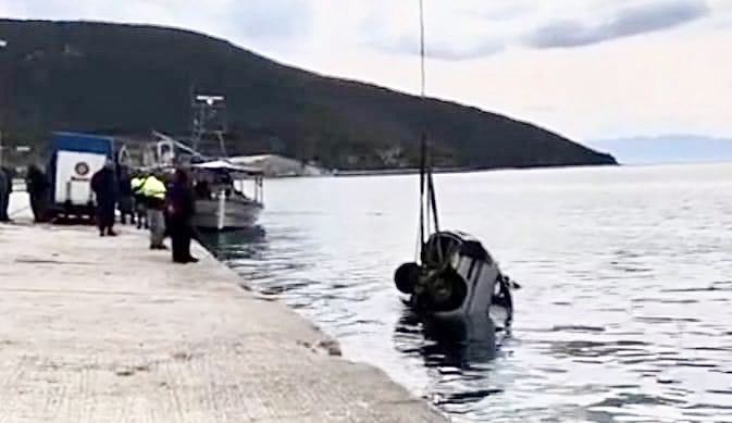 Νεκρός-οδηγός-που-έπεσε-με-το-όχημά-του-στη-θάλασσα-στη-Νέα-Πέραμο