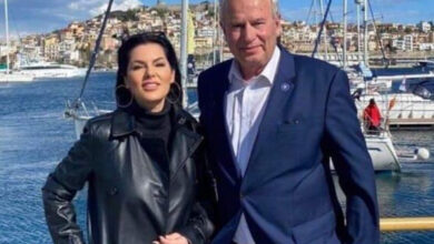 Ο-δήμαρχος-Καβάλας-ευχαριστεί-την-Σάννυ-Μπαλτζή-για-την-προσφορά-δύο-υποτροφιών