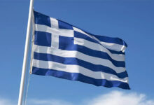 Έκλεβαν-και-έκαιγαν-ελληνικές-σημαίες