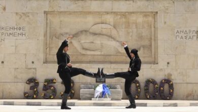 Η-Προεδρική-Φρουρά-τίμησε-τη-Γενοκτονία-των-Ποντίων-–-Με-ποντιακές-στολές-οι-Εύζωνες