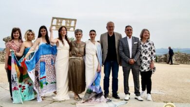 Εικαστικό-δρώμενο:-Τα-Μνημεία-μου…-σε-ένα-αυτοσχέδιο-Ένδυμα-Μαθητές-της-Δευτεροβάθμιας-Εκπαίδευσης-παρουσίασαν-τις-δημιουργίες-τους-στο-αρχαίο-θέατρο-Φιλίππων