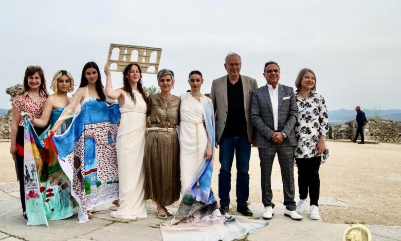 Εικαστικό-δρώμενο:-Τα-Μνημεία-μου…-σε-ένα-αυτοσχέδιο-Ένδυμα-Μαθητές-της-Δευτεροβάθμιας-Εκπαίδευσης-παρουσίασαν-τις-δημιουργίες-τους-στο-αρχαίο-θέατρο-Φιλίππων